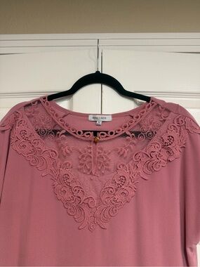EMMA & OLIVE Women's Dusty Rose Lace Neckline Short Sleeve Top Size XL NWOT